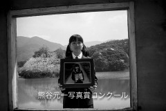 優良賞・百﨑礼治　「窓辺の記念写真」（福岡県前原市）