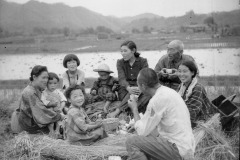 「野良でひと休み」(1951年)　0-1933